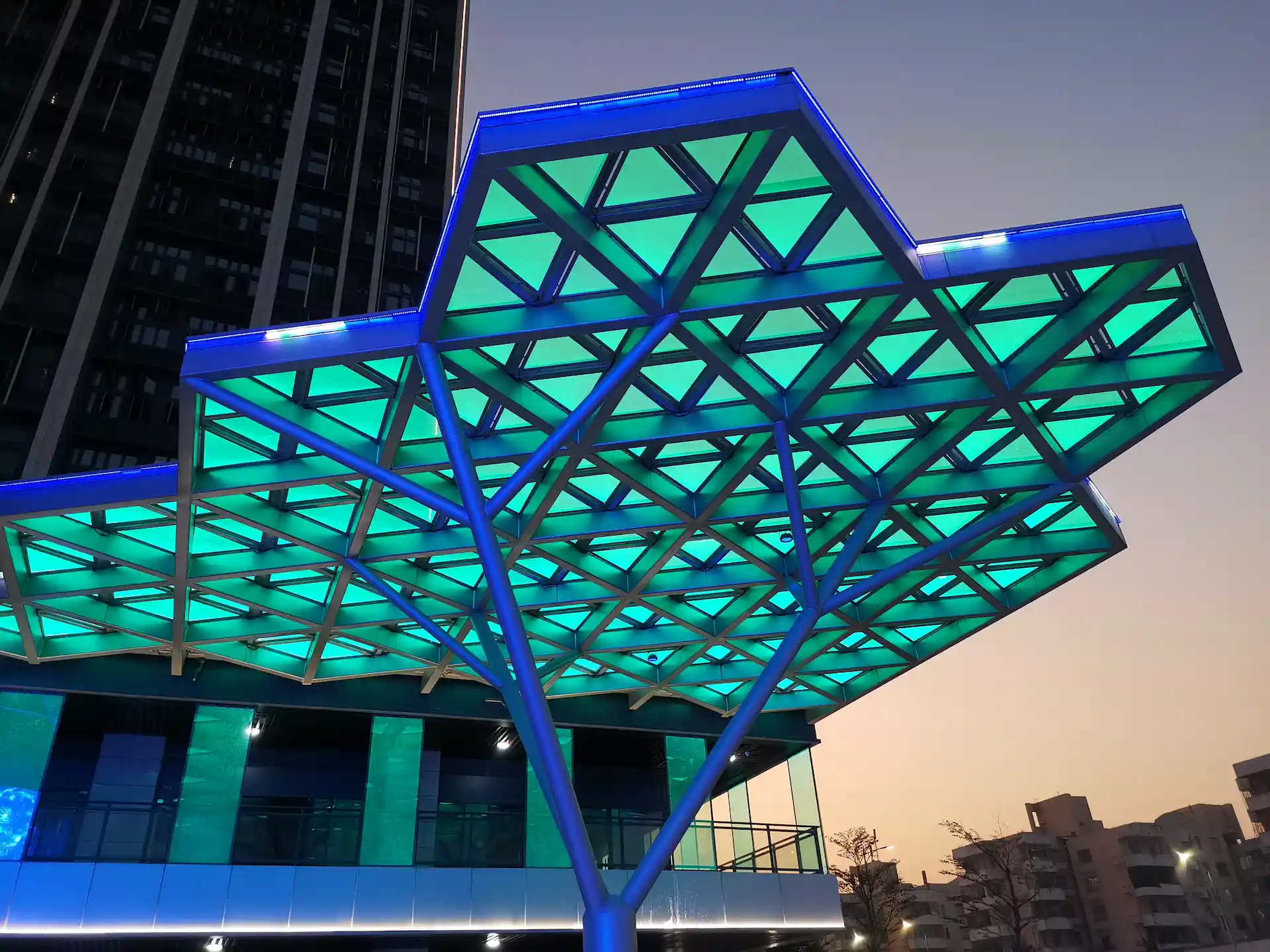 建筑空间大型幕墙灯光板照明项目