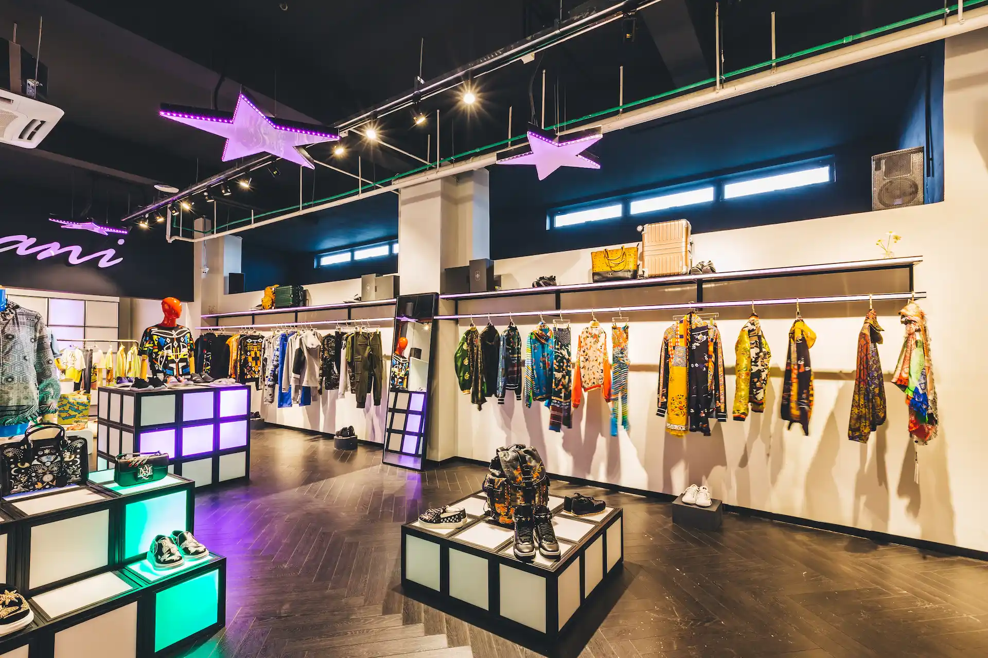服装零售门店 RGBW 光板照明应用
