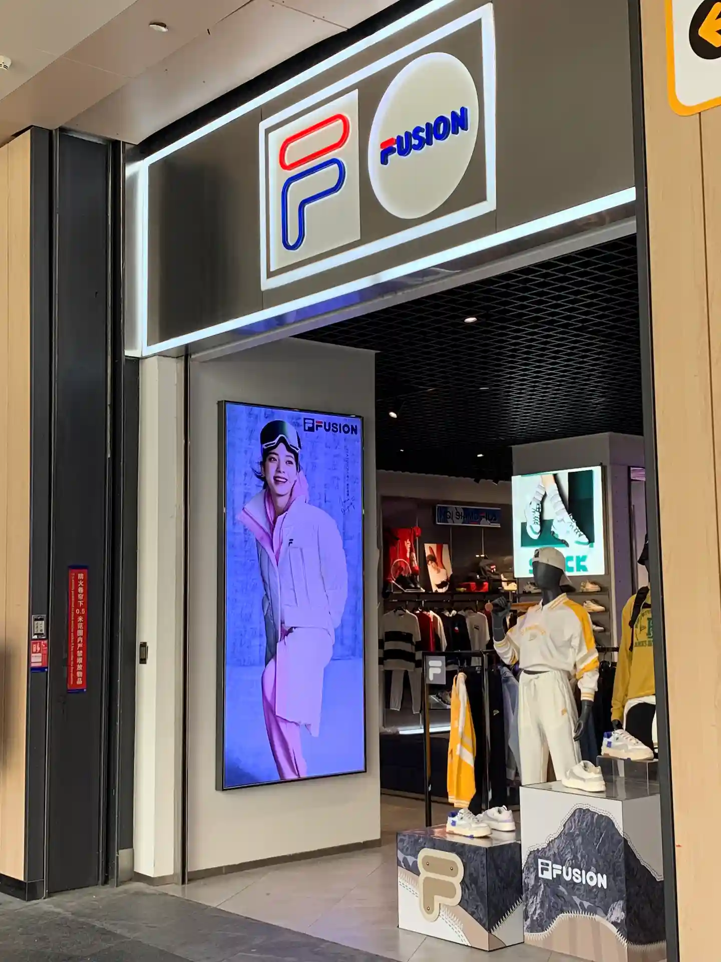 品牌零售门店灯箱与光板照明项目