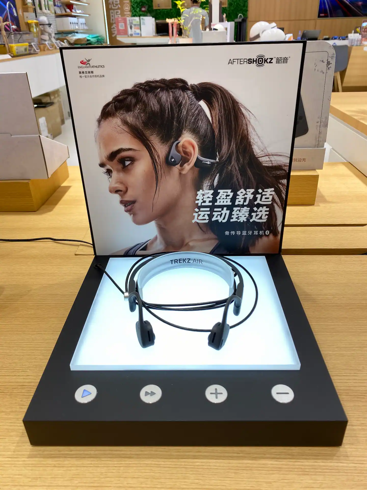 3C 品牌亚克力发光展示架解决方案